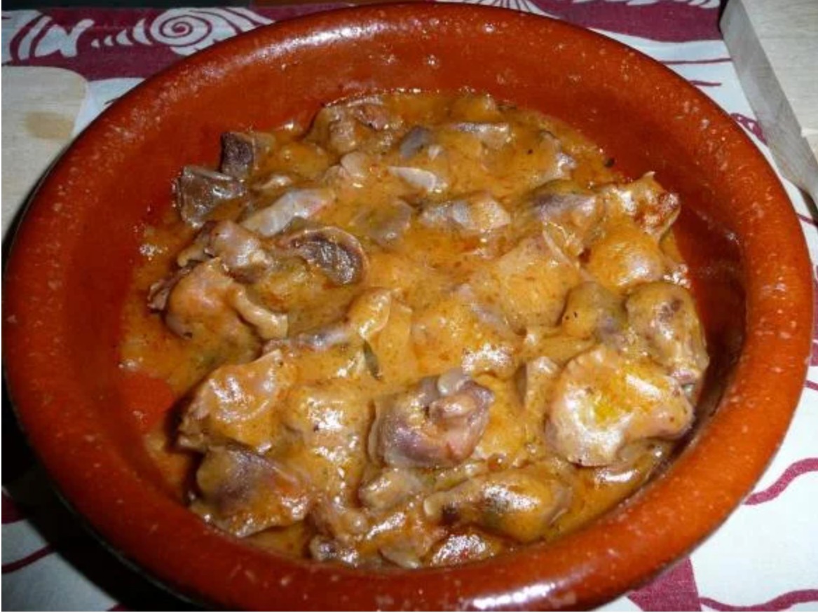 Calabacín a la plancha con mollejas de pollo y pan tipo wasa